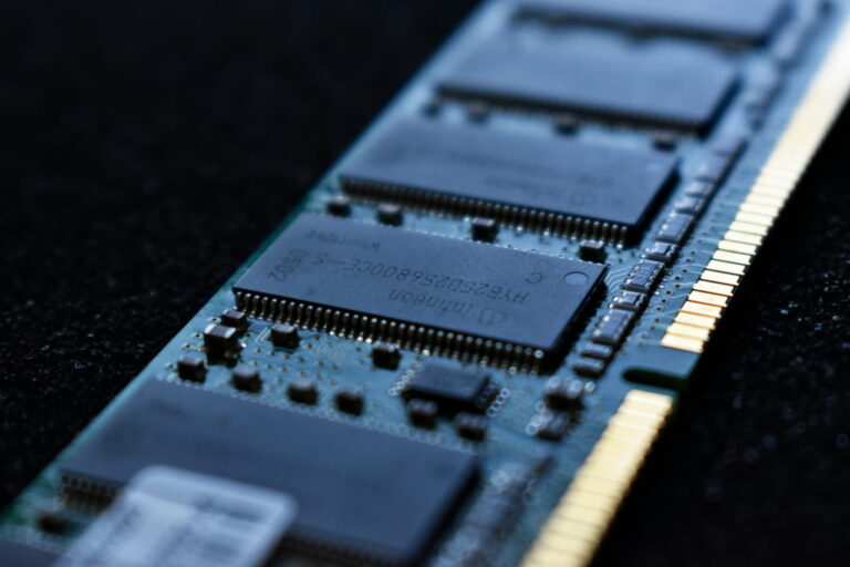 Nahaufnahme eines RAM-Riegels – ideal zum Arbeitsspeicher erweitern