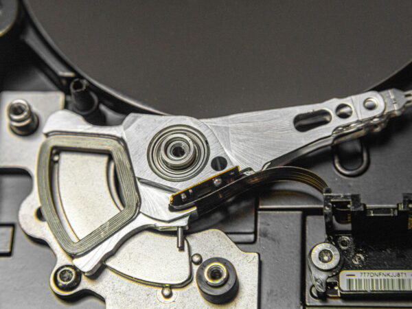 Festplatten sicher löschen – Aufbau einer HDD im Detail Festplatten sicher löschen – Detailaufnahme des HDD-Innenlebens