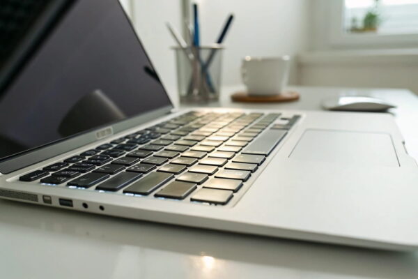 Seitliche Nahaufnahme einer Laptop-Tastatur auf einem Schreibtisch