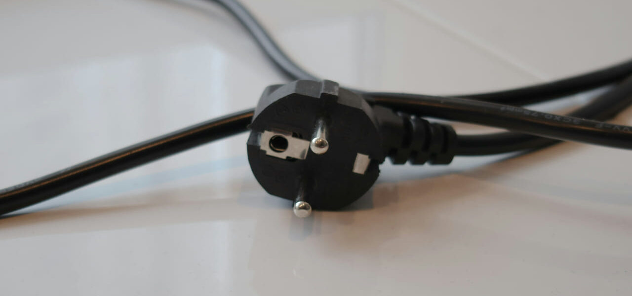 Schwarzer Netzstecker mit Kabel – wichtig für sichere Stromversorgung elektronischer Geräte