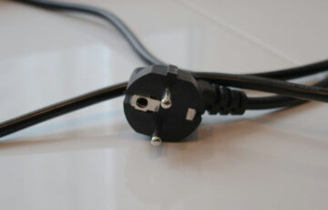 Schwarzer Netzstecker mit Kabel – wichtig für sichere Stromversorgung elektronischer Geräte