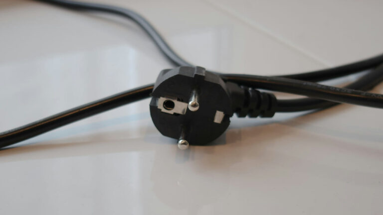 Schwarzer Netzstecker mit Kabel – wichtig für sichere Stromversorgung elektronischer Geräte