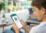 Person nutzt Smartphone mit Secure Messaging App und verschlüsselter Nachricht