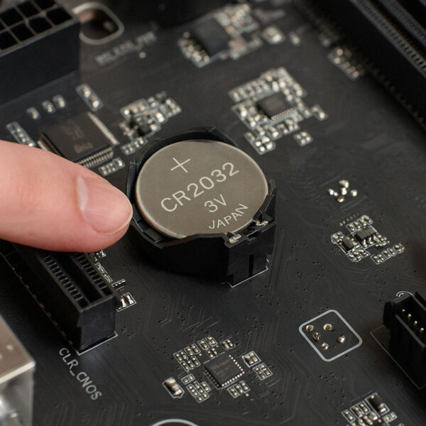 BIOS-Batterie auf Mainboard wird mit Finger gezeigt
