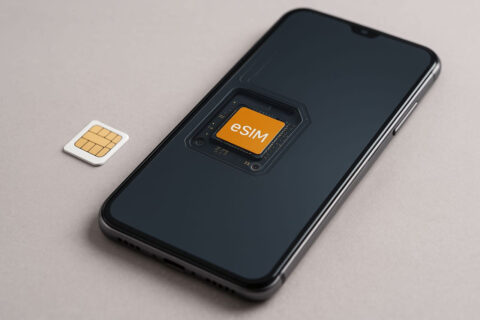 Smartphone mit eingebauter eSIM neben klassischer SIM-Karte