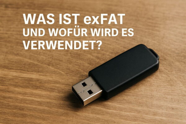 USB-Stick auf Holz mit Text: Was ist exFAT und wofür wird es verwendet