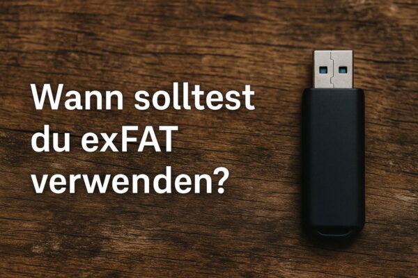 USB-Stick auf Holz mit Text: Wann solltest du exFAT verwenden