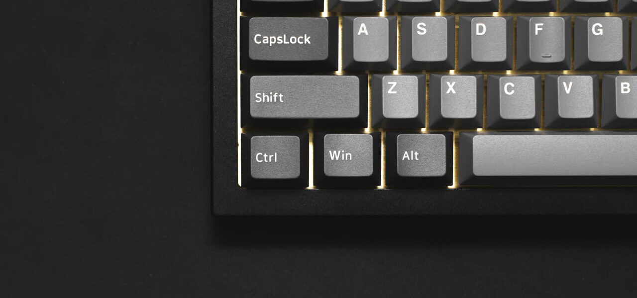 Tastatur mit sichtbarer STRG- und Z-Taste zur Veranschaulichung der Tastenkombination STRG+Z