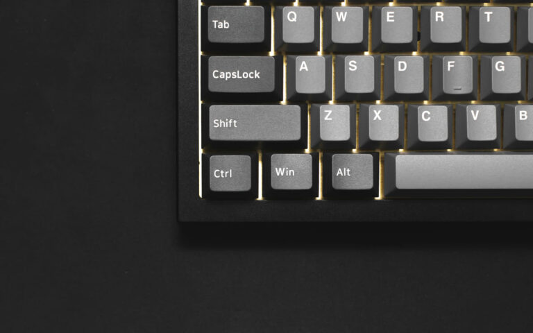 Tastatur mit sichtbarer STRG- und Z-Taste zur Veranschaulichung der Tastenkombination STRG+Z