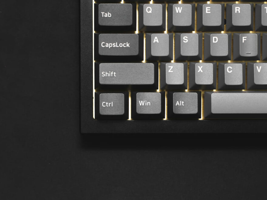 Tastatur mit sichtbarer STRG- und Z-Taste zur Veranschaulichung der Tastenkombination STRG+Z