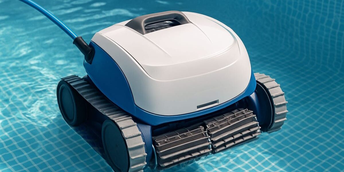 Poolroboter reinigt automatisch den Beckenboden eines Pools