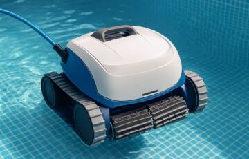Poolroboter reinigt automatisch den Beckenboden eines Pools