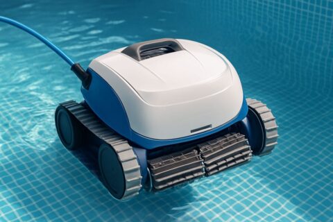 Poolroboter reinigt automatisch den Beckenboden eines Pools
