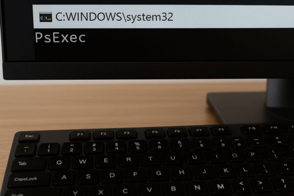 Was ist PSExec? Einführung in das Remote-Tool für Windows PSExec geöffnet im Windows-System32-Verzeichnis auf einem Monitor