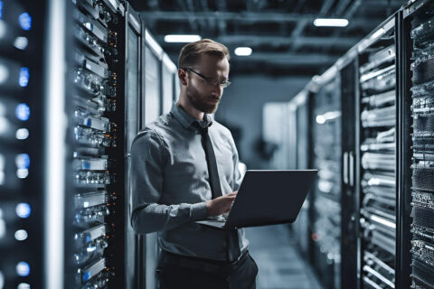 IT-Experte analysiert separate Softwarelösungen im Serverraum
