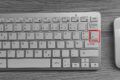 Deutsche Computertastatur mit rot markierter Raute-Taste zwischen Enter- und Ä-Taste