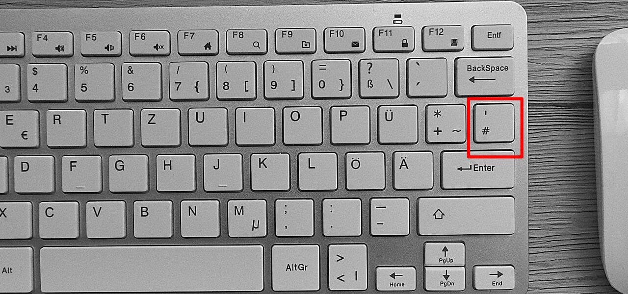 Deutsche Computertastatur mit rot markierter Raute-Taste zwischen Enter- und Ä-Taste