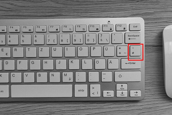 Position der Raute-Taste auf einer deutschen Tastatur erkennen Deutsche Computertastatur mit rot markierter Raute-Taste zwischen Enter- und Ä-Taste