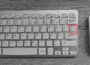 Deutsche Computertastatur mit rot markierter Raute-Taste zwischen Enter- und Ä-Taste