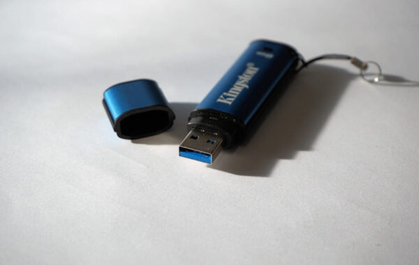 Blauer USB-Stick von Kingston mit abgenommener Schutzkappe auf hellem Untergrund
