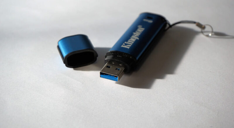 Blauer USB-Stick von Kingston mit abgenommener Schutzkappe auf hellem Untergrund