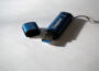 Blauer USB-Stick von Kingston mit abgenommener Schutzkappe auf hellem Untergrund