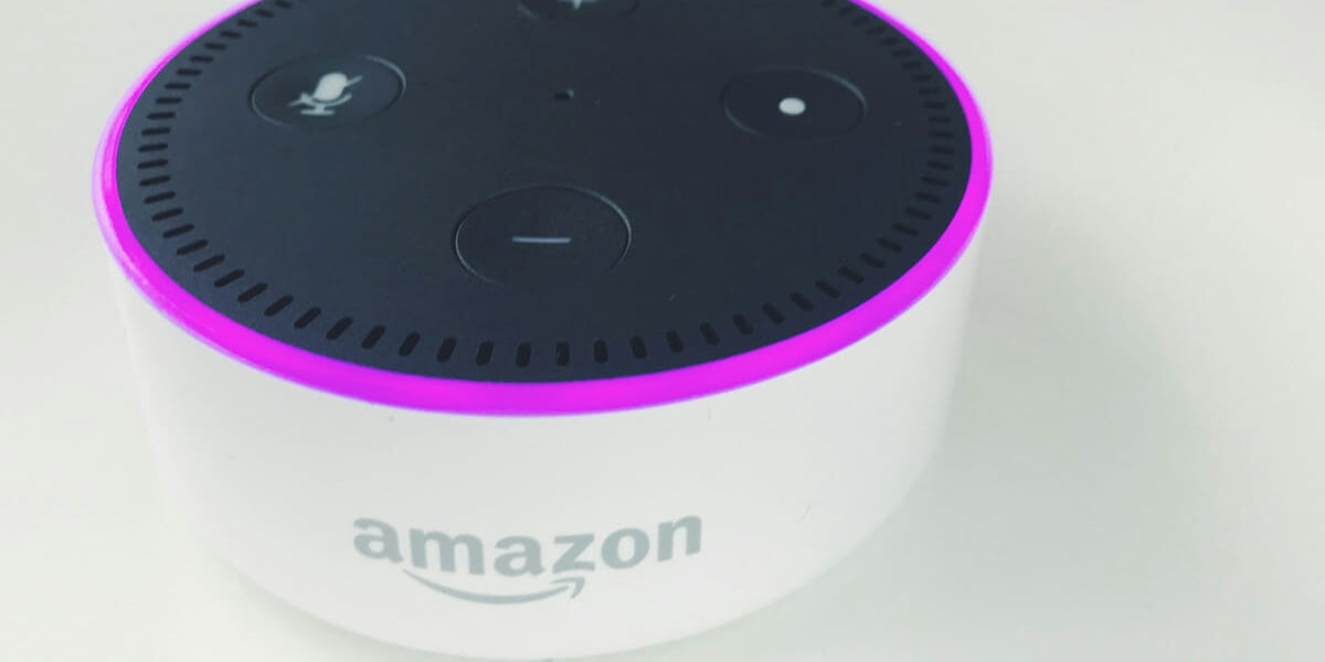 Amazon Echo Dot mit aktiviertem Lichtring als Alexa-Gerät
