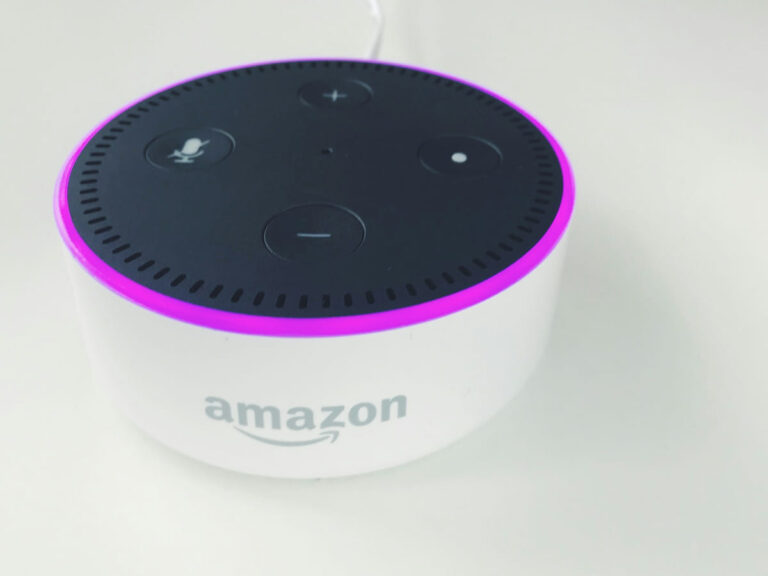 Amazon Echo Dot mit aktiviertem Lichtring als Alexa-Gerät