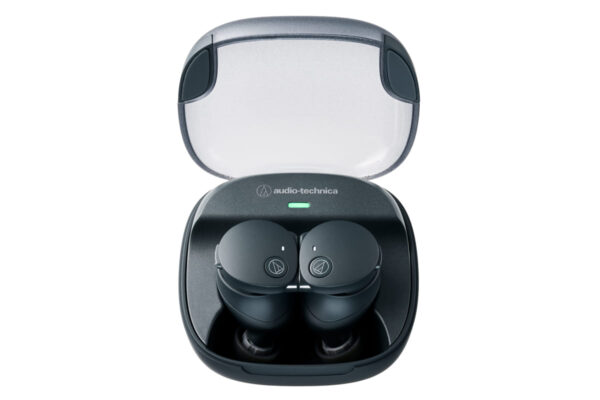 ATH-CKS50TW2 Ladebox mit In-Ears von Audio-Technica ATH-CKS50TW2 In-Ears in geöffneter Ladebox von Audio-Technica