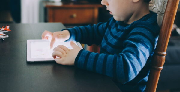 Digitale Bildschirmzeit bei Kindern – Nutzung von Tablet im Fokus Kind nutzt Tablet – Symbolbild für Bildschirmzeit im Alltag