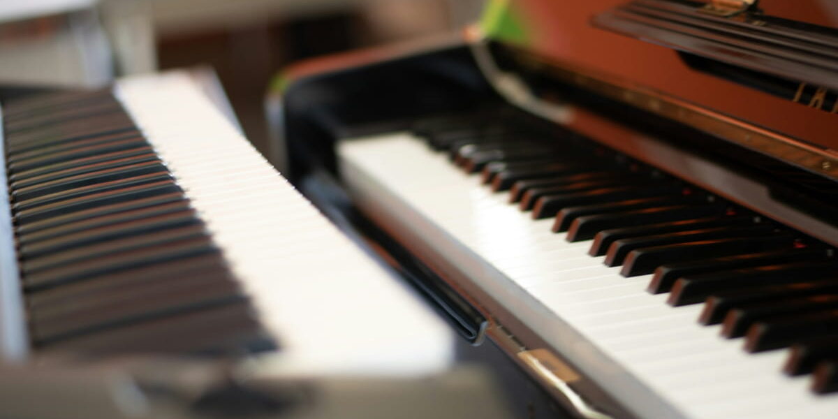 Modernes elektrisches Piano in Nahaufnahme mit schwarz-weißen Tasten
