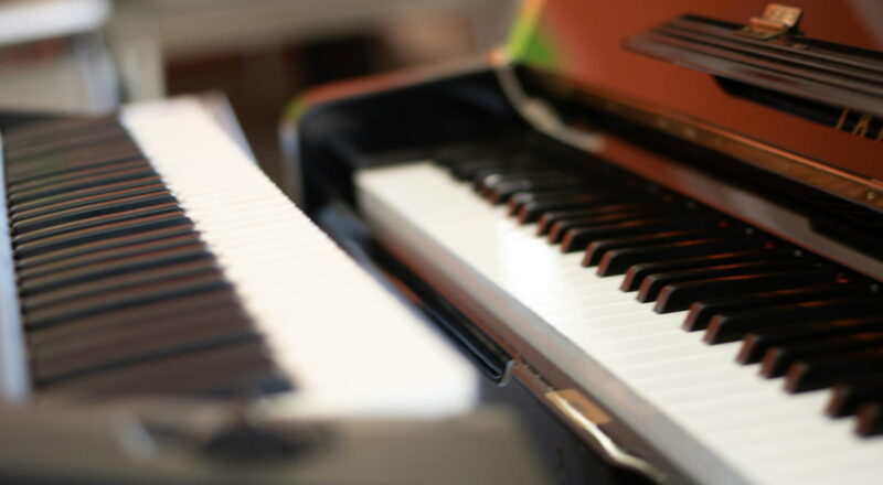 Modernes elektrisches Piano in Nahaufnahme mit schwarz-weißen Tasten