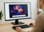 Benutzer testet verschiedene KI-Bildgeneratoren auf einem modernen Computer
