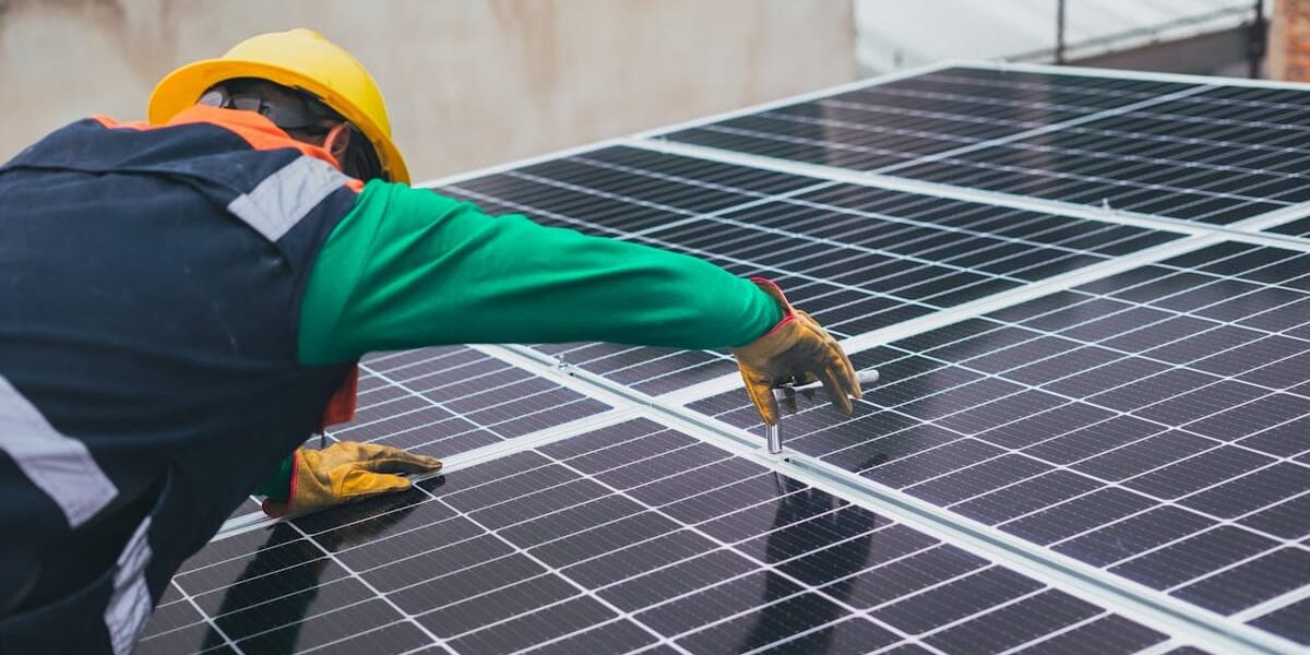 Montage einer Solaranlage auf einem Hausdach