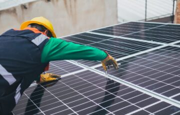 Montage einer Solaranlage auf einem Hausdach