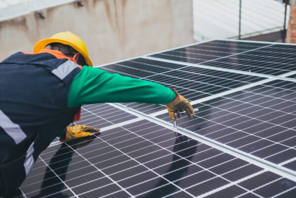 Fachgerechte Installation einer Solaranlage Montage einer Solaranlage auf einem Hausdach