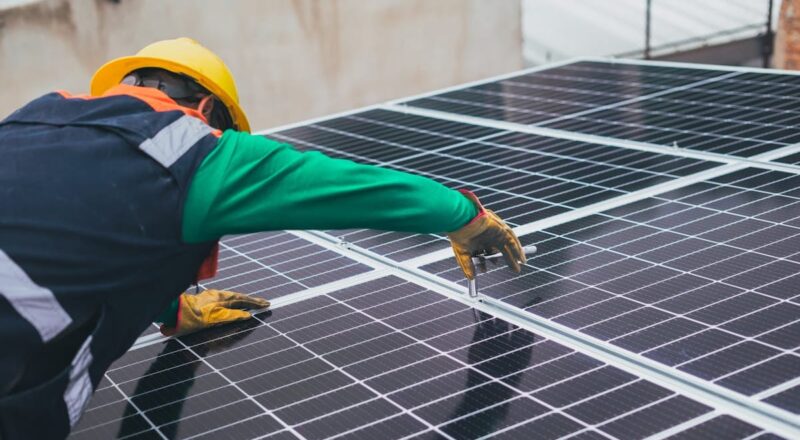 Montage einer Solaranlage auf einem Hausdach