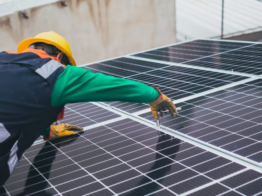 Montage einer Solaranlage auf einem Hausdach