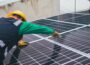 Montage einer Solaranlage auf einem Hausdach