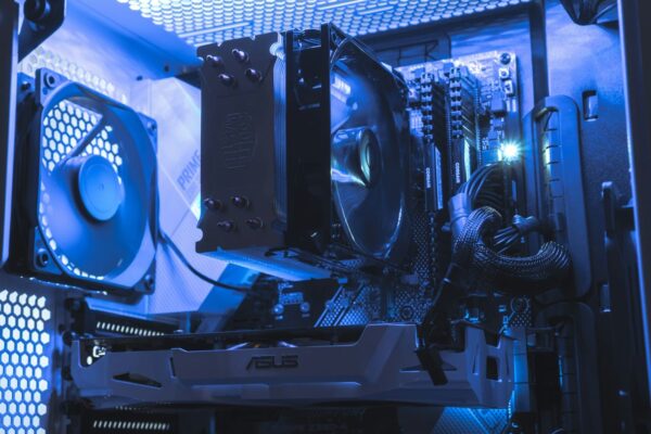 PC Gehäuse kaufen – modernes Design mit RGB-Beleuchtung und Glas-Seitenteil