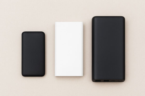 Drei Powerbanks im Größenvergleich – kompakt, mittelgroß und leistungsstark