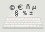 Sonderzeichen wie ©, €, @ und µ schweben über einer stilisierten Tastatur