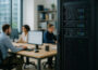 Windows-Server im Unternehmen mit moderner IT-Infrastruktur und zentralem Serverrack