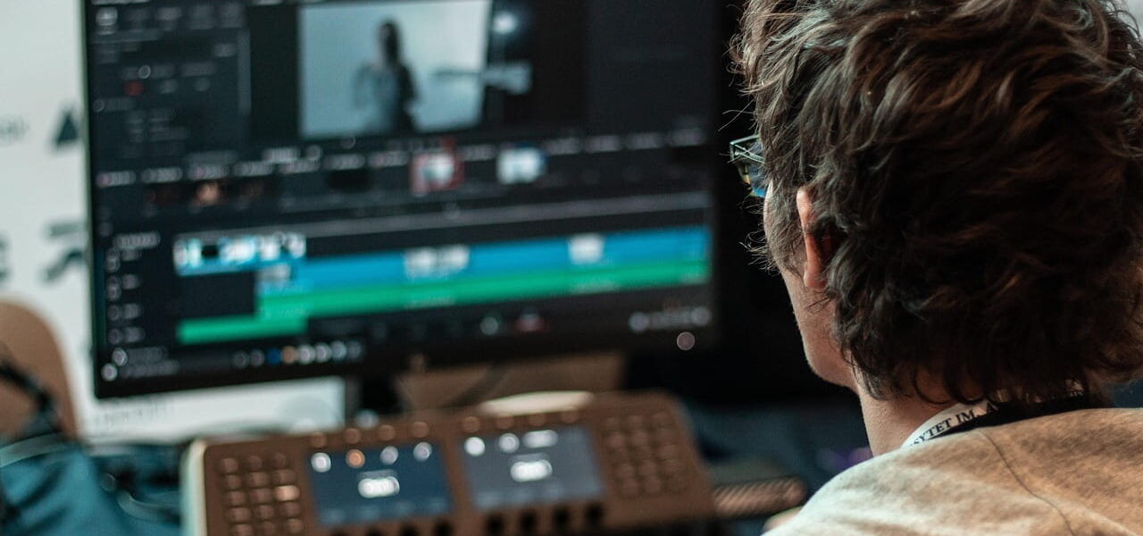 Filmora Video Editor – Benutzer arbeitet an Videoprojekt am Computer