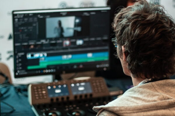 Filmora Video Editor: Überblick über die wichtigsten Funktionen Filmora Video Editor – Benutzer arbeitet an Videoprojekt am Computer