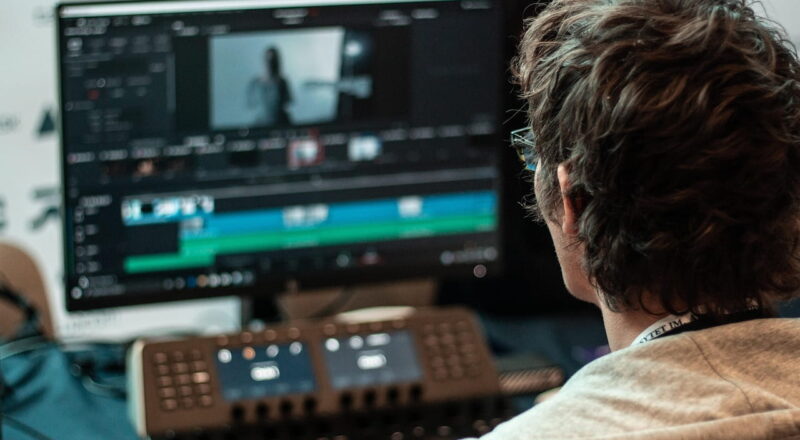 Filmora Video Editor – Benutzer arbeitet an Videoprojekt am Computer