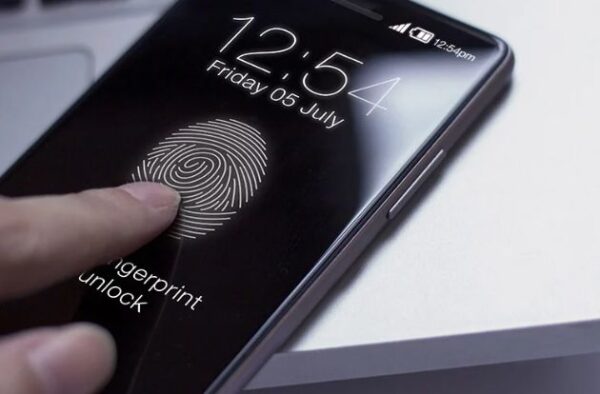 Android-Smartphone mit Fingerabdrucksensor zum Entsperren