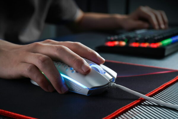 Gaming-Maus mit RGB-Beleuchtung im Einsatz auf Mauspad