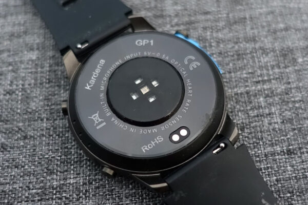 Technische Daten der Kardena CARE GPS – Rückseite mit Sensoren Kardena CARE GPS Rückseite mit Sensoren und Ladepins