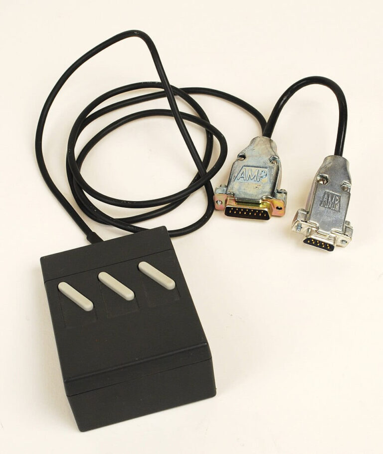 Historische PC-Maus Logitech LogiMouse von 1983 mit Kabel und Kugelmechanik